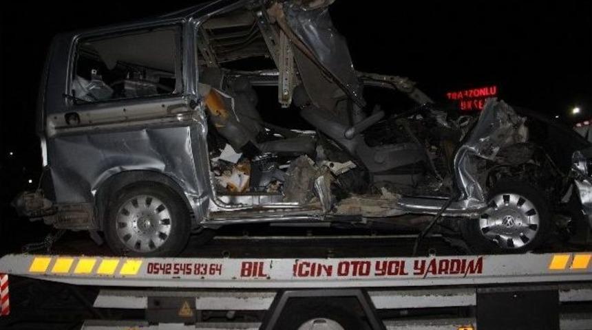 Bilecik&rsquo;te Kamyonet Tır&rsquo;a Arkadan &Ccedil;arptı 1 Yaralı