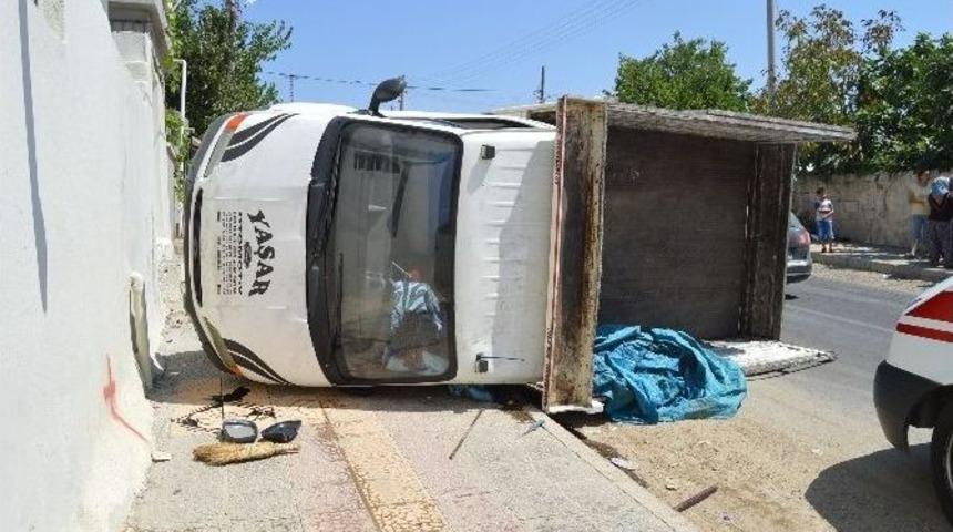 Otomobile &Ccedil;arpmamak İ&ccedil;in Kamyoneti Devirdi