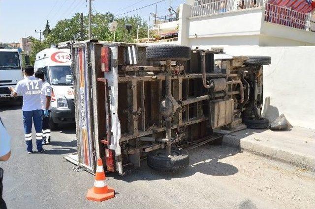 Otomobile &Ccedil;arpmamak İ&ccedil;in Kamyoneti Devirdi 1