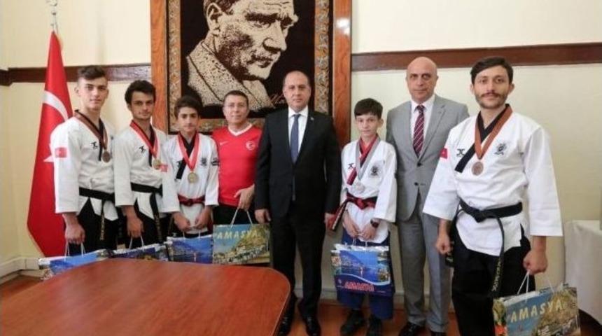 Vali &Ccedil;omaktekin Başarılı Tekvandocuları Kutladı