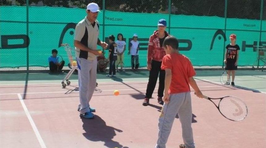 Karaman&rsquo;da İl Spor Merkezlerinde Eğitimler S&uuml;r&uuml;yor