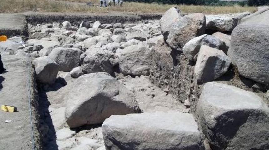 Yozgat'ta Kazıda 4 Bin Yılık &Ccedil;ivi Yazılı Tablet Bulundu