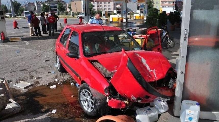 Bursa&rsquo;da Otomobil Petrol İstasyonuna Daldı