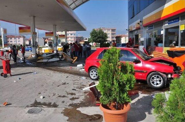 Bursa’da Otomobil Petrol İstasyonuna Daldı