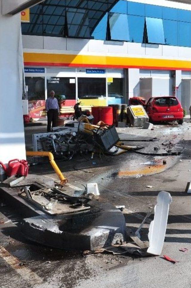 Bursa’da Otomobil Petrol İstasyonuna Daldı