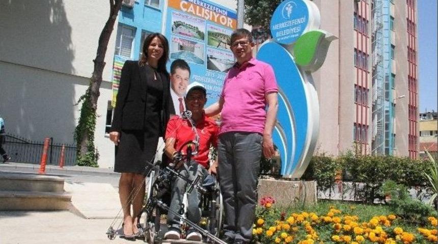 Milli Sporcuya Tam Teşekk&uuml;ll&uuml; Tekerlekli Sandalye Desteği