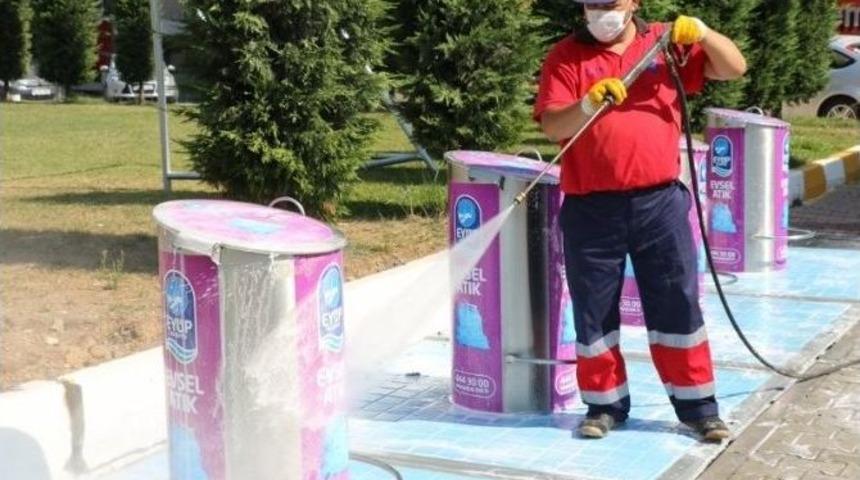 Ey&uuml;p&rsquo;te &Ccedil;&ouml;p Konteynerleri K&ouml;p&uuml;kle Yıkanıp, Dezenfekte Ediliyor