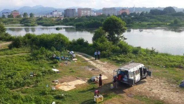 Polis Irmak Kenarına Kurulan Çadırları Sel Ihtimaline Karşı Kaldırdı