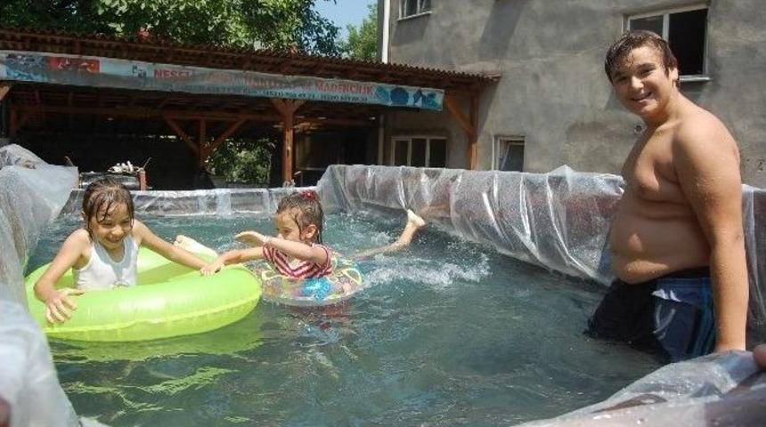 (&ouml;zel Haber) Sıcaktan Bunalınca Kamyon Kasasını Havuz Yaptılar