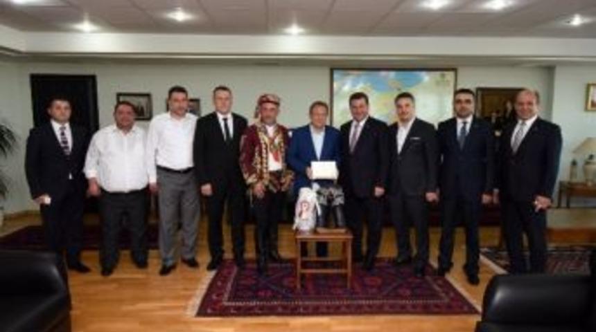 Er Meydanına Kırmızı Dipli Mum İle Davet