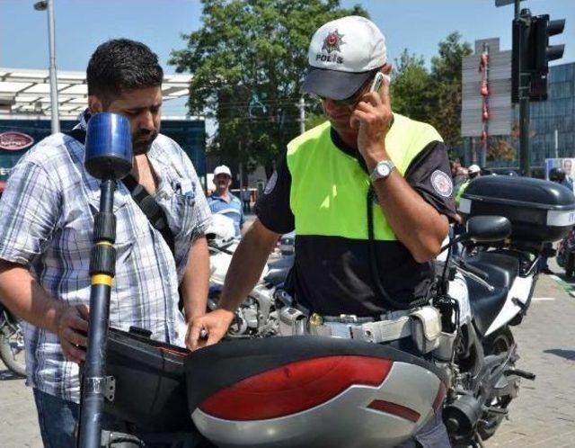 'kask Motosikletin Emniyet Kemeridir' Diye Uyarıp Ceza Yazdılar