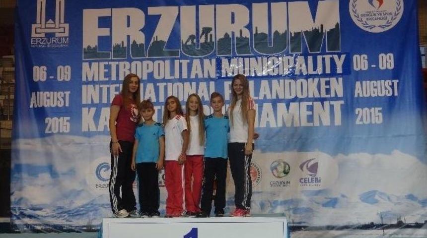 Boz&uuml;y&uuml;kl&uuml; Levent Kardeşlerin Uluslararası Karate Turnuvası Başarısı