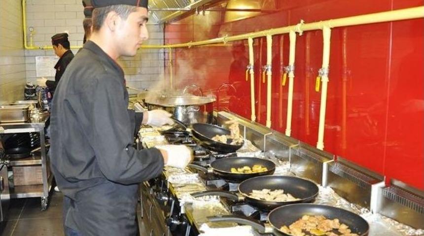 Tavuk D&uuml;nyası Prime Mall&rsquo;da Gazianteplilerle Buluştu