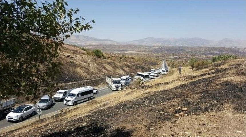 Pkk&rsquo;lılar Diyarbakır-bing&ouml;l Karayolunu Kesti