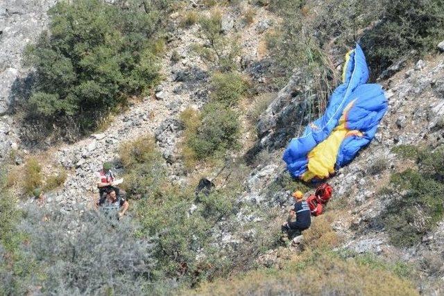 Paraşütçü Karahöyük Yamacına Düştü