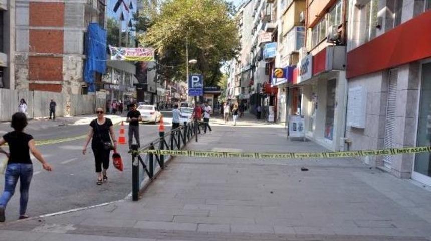 Binadan Kopan Beton Par&ccedil;aları Kaldırıma D&uuml;şt&uuml;