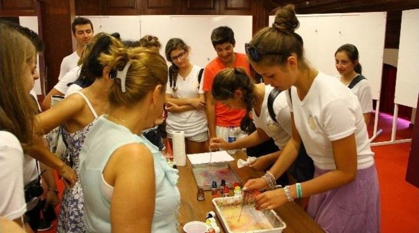 Yabancı &Ouml;ğrenciler Ebru Yaptı