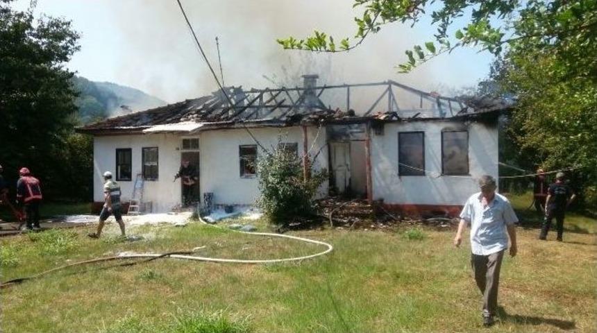 Fazla Isınan Kablo Evi K&uuml;l Etti