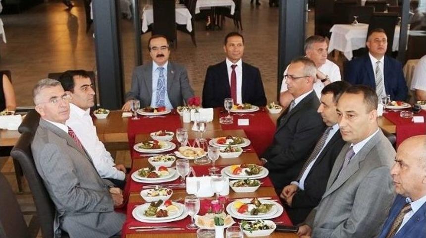 Vali Coş, Tuğgeneral Saymaz İle Albay Şimşiroğlu&rsquo;na Veda Yemeği Verdi