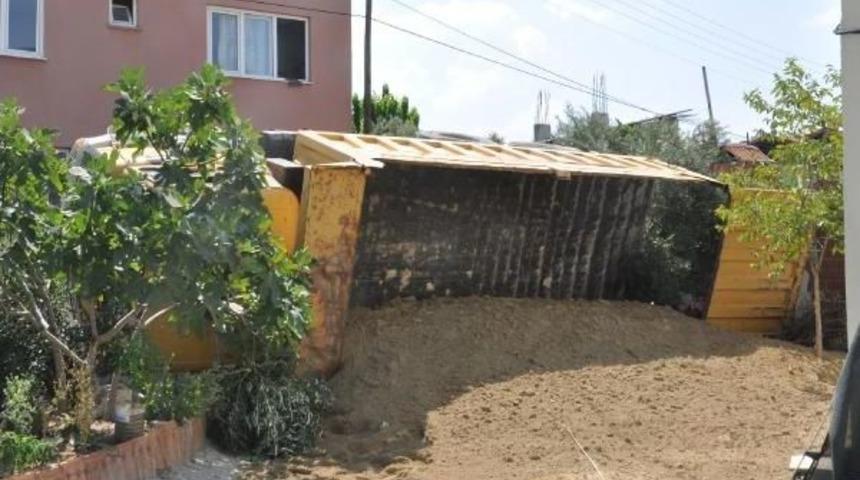 Yol &Ccedil;&ouml;kt&uuml;, Kum Y&uuml;k Kamyon Devrildi