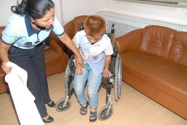 Tekerlekli Sandalyeye Oturtuğu Oğluyla Dilencilik Yapan Kadın Zabıta Ekipleri Tarafından Yakalandı