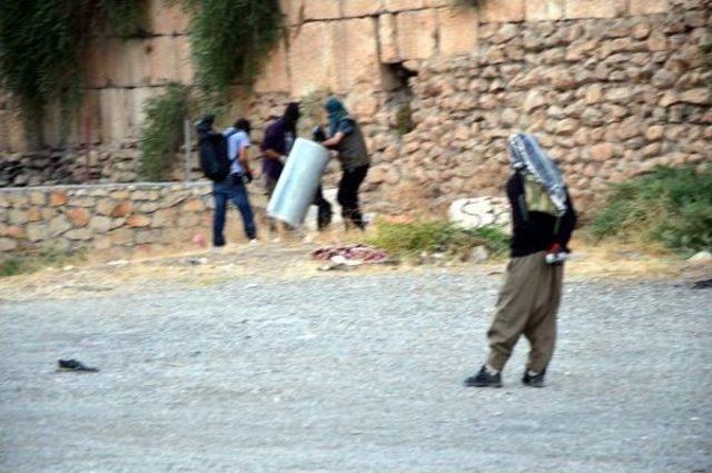 Silvan'da Silahlı Pkk'lılar Mahallelere Hendek Kazıp Polisle Çatıştı (2)