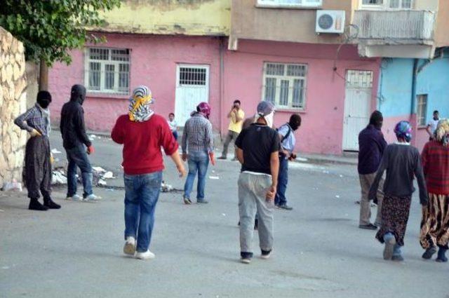 Silvan'da Silahlı Pkk'lılar Mahallelere Hendek Kazıp Polisle Çatıştı (2)