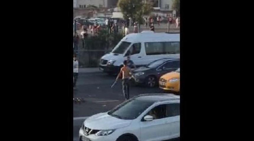 Zabıtaya Kızdı; Elinde Palayla E-5'te Yol Kesti