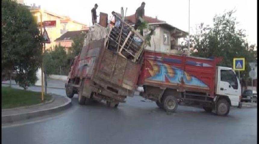 Yan Yatan Kamyonet Başka Bir Kamyonet Yardımıyla D&uuml;zeltildi