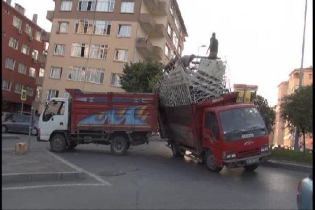 Yan Yatan Kamyonet Başka Bir Kamyonet Yardımıyla Düzeltildi