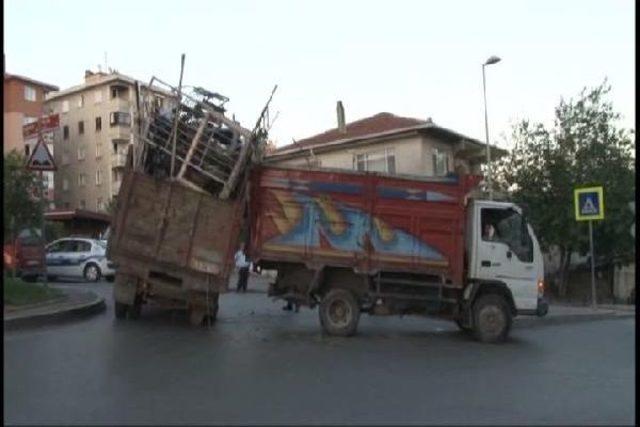 Yan Yatan Kamyonet Başka Bir Kamyonet Yardımıyla Düzeltildi