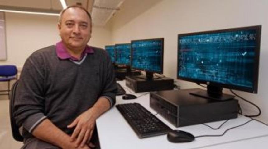 Do&ccedil;ent Koltuksuz'dan 'evde Siber Korsan' Uyarısı