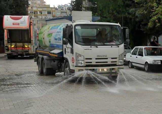 Çukurova’da Yollara İlaçlı Suyla Temizlik