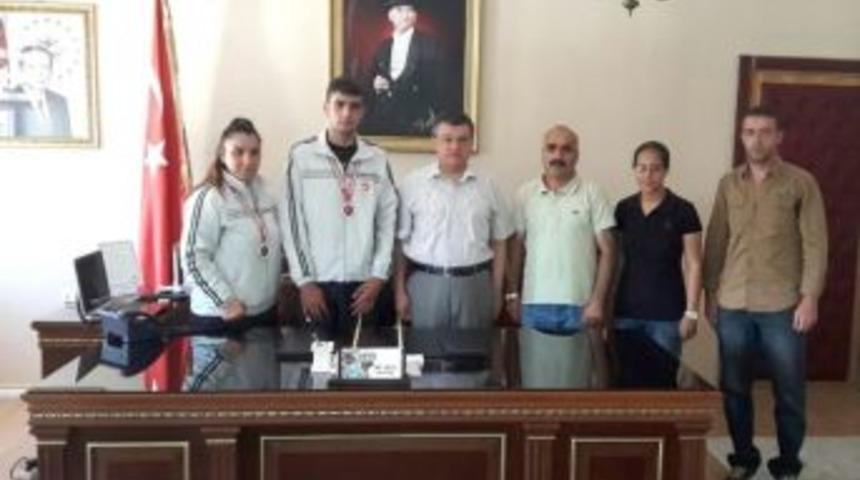 Kaymakam Ada, Başarılı Sporcuları Ödüllendirdi