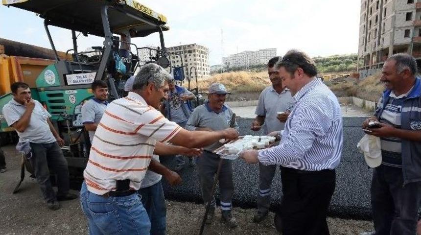 Başkan Palancıoğlu’dan Asfalt Ekibine Serinleten İkram