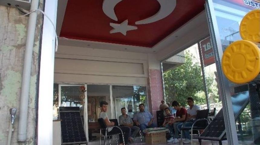Adıyamanlı Esnaftan Ter&ouml;r Olaylarına Bayraklı Tepki
