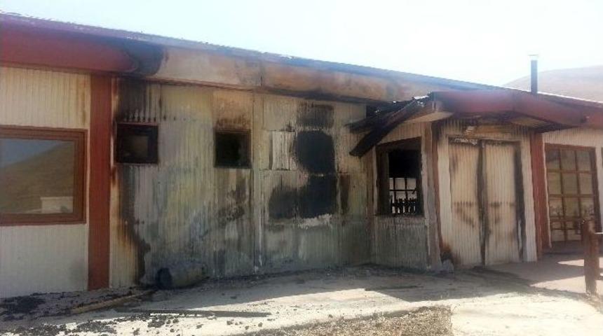 Pkk Kayak Merkezini Ateşe Verdi