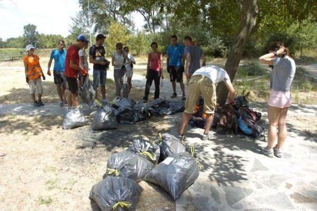 Foreigner Youth Campers Collect Garbage In Front Of Picknickers, Call On The World To Recycle