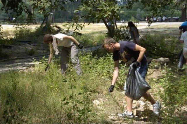 Foreigner Youth Campers Collect Garbage In Front Of Picknickers, Call On The World To Recycle