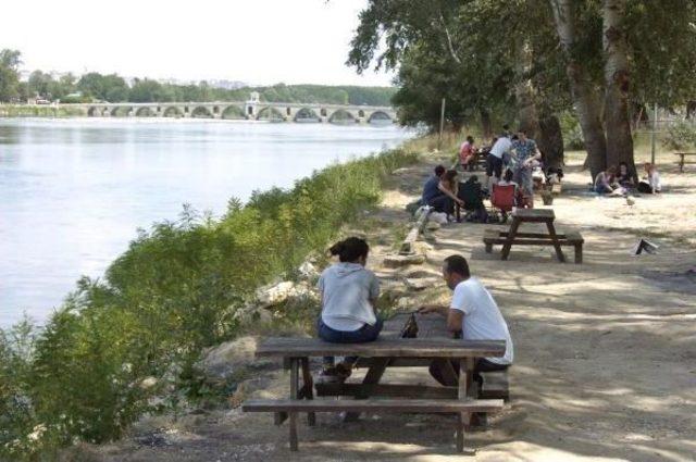 Foreigner Youth Campers Collect Garbage In Front Of Picknickers, Call On The World To Recycle