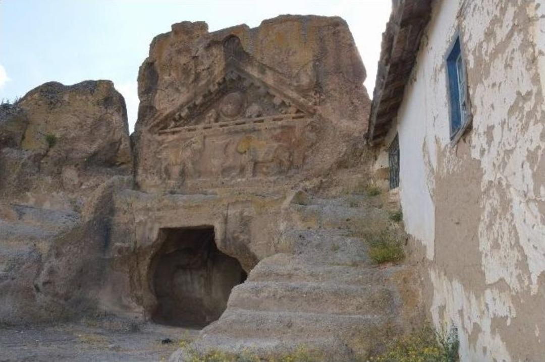 Aslanlı Mabet&rsquo;i Yıllardır &lsquo;aslanlar&rsquo; Gibi Korumaya &Ccedil;alışıyor