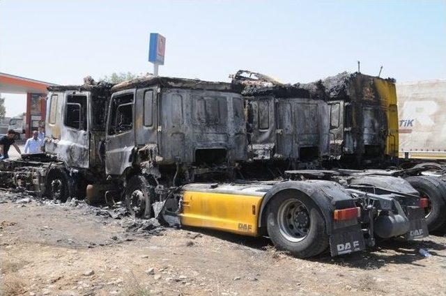 Cizre&rsquo;de Park Halindeki 6 Ara&ccedil; Ateşe Verildi 1