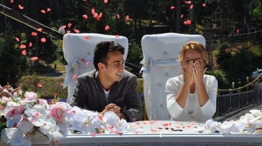 Nikahlarını, Aşıklar K&ouml;pr&uuml;s&uuml;nde Kıydılar