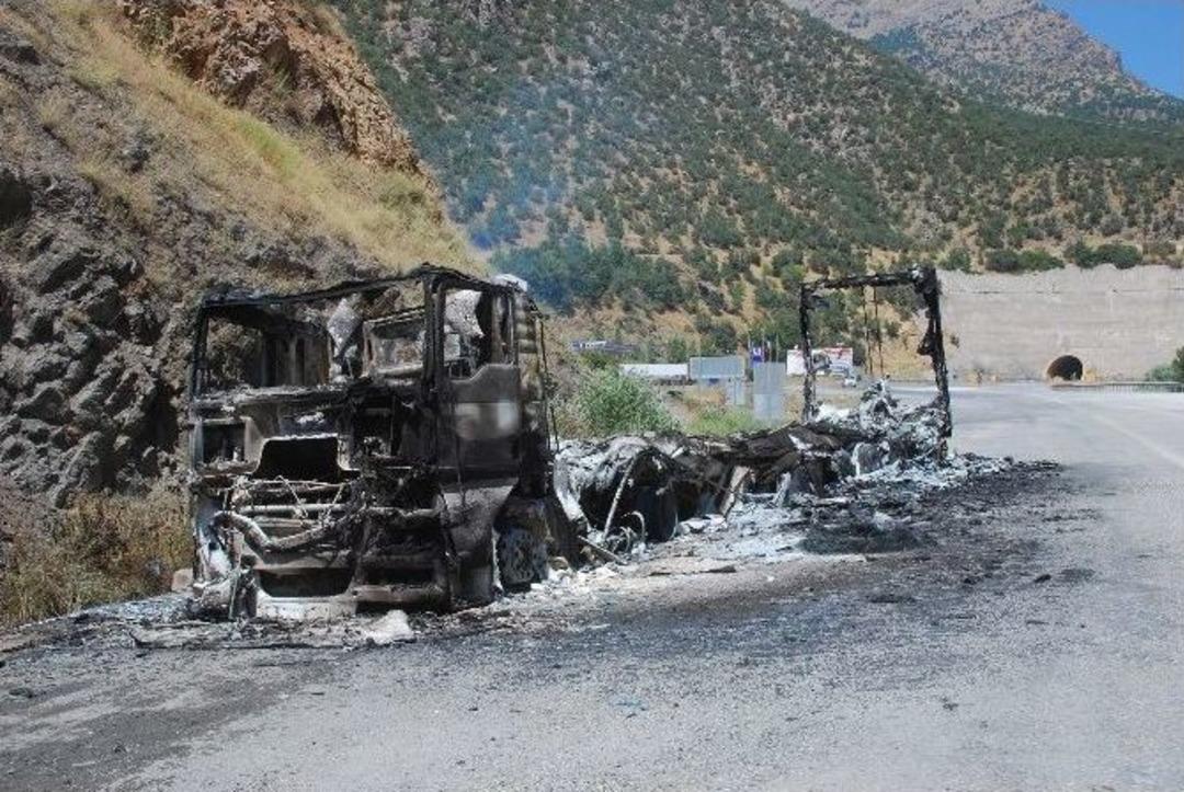 Bitlis&rsquo;te Pkk Yol Kesip Ara&ccedil; Yaktı