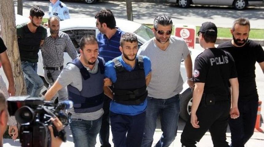 Erzurum&rsquo;da Nişanlısı Ve Kızın Babasını &Ouml;ld&uuml;ren Zanlı, Adliyeye Sevk Edildi