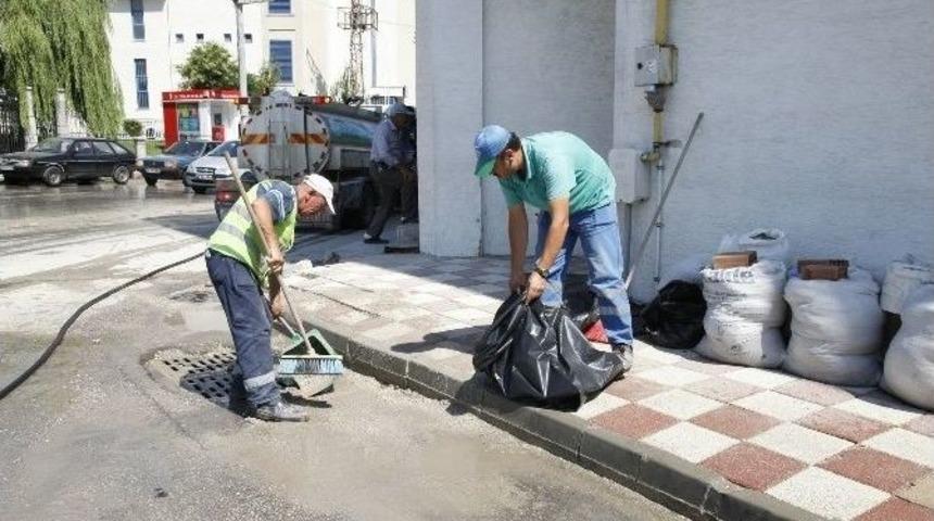 Yağışların Oluşturduğu &Ccedil;amur Ve Kum Temizlendi