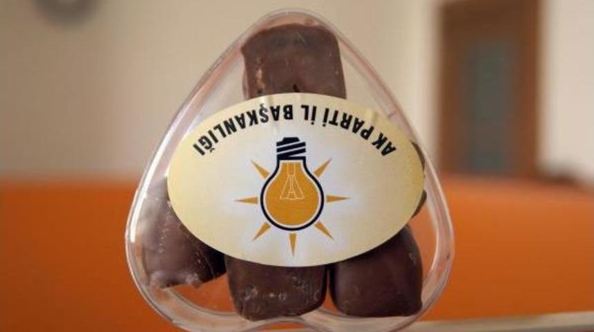 Ak Partili Gen&ccedil;ler 14&rsquo;&Uuml;nc&uuml; Yıl &Ccedil;ikolatası Dağıttı