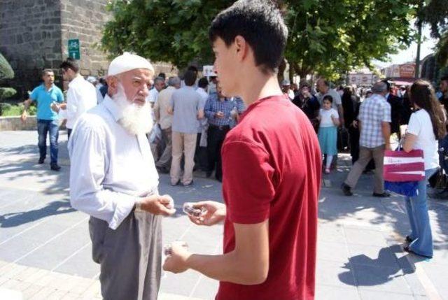 Ak Partili Gençler 14’Üncü Yıl Çikolatası Dağıttı