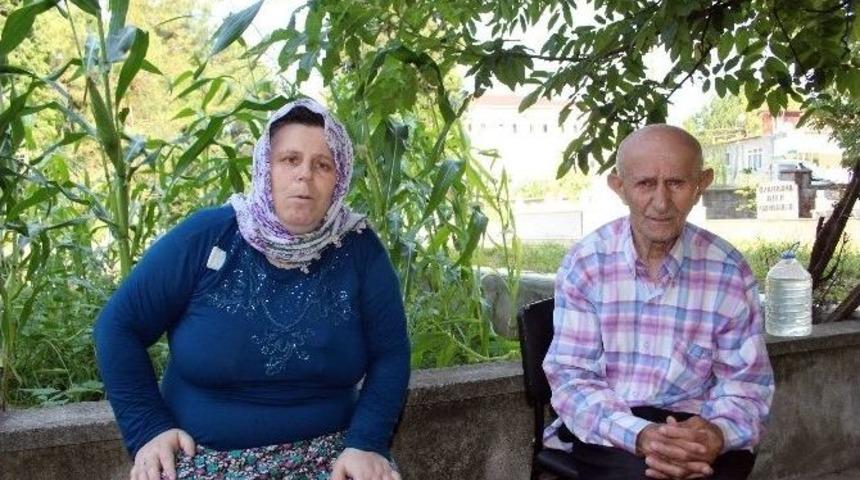 Bu Aile Mezarlıkta Yaşıyor