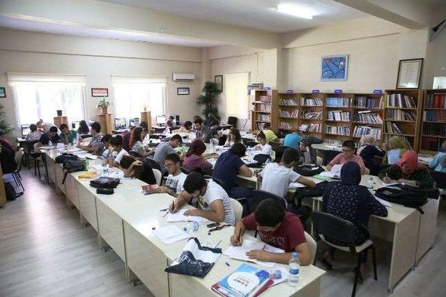 Karak&ouml;pr&uuml; K&uuml;t&uuml;phanesine Yoğun İlgi 1